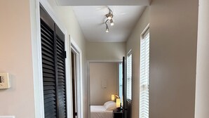 1 slaapkamer, een strijkplank/strijkijzer, wifi, beddengoed
