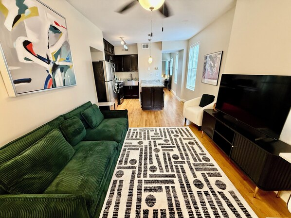 TV - Airy apartment close to EVERYTHING (Richmond)