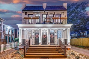 Exterior - Airy apartment close to EVERYTHING (Richmond)