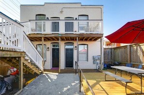 Outdoor dining - Airy apartment close to EVERYTHING (Richmond)