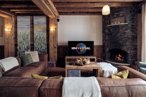 Smart TV y chimenea 