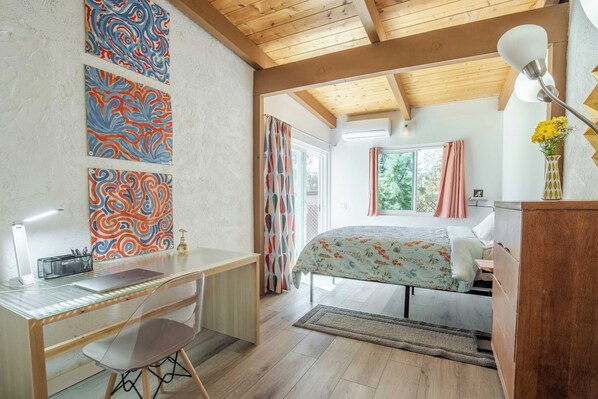 2 bedrooms, iron/ironing board, Internet, bed sheets