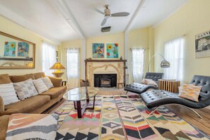 TV, fireplace