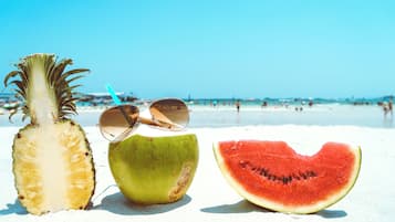 Chaises longues, serviettes de plage