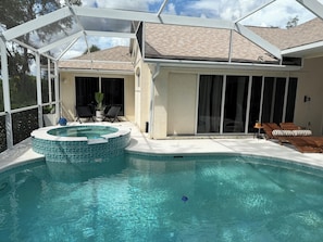 Alberca al aire libre y alberca climatizada