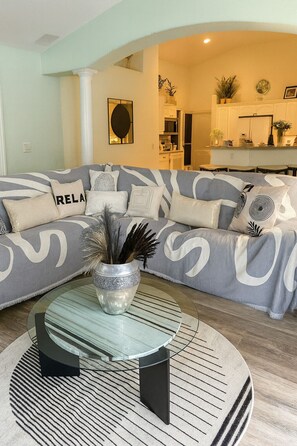 Téléviseur connecté, foyer, jeux vidéo, lecteur de DVD