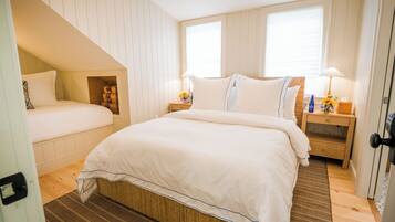 Comfort Quadruple Room, Courtyard View | WiFi (free), bed sheets