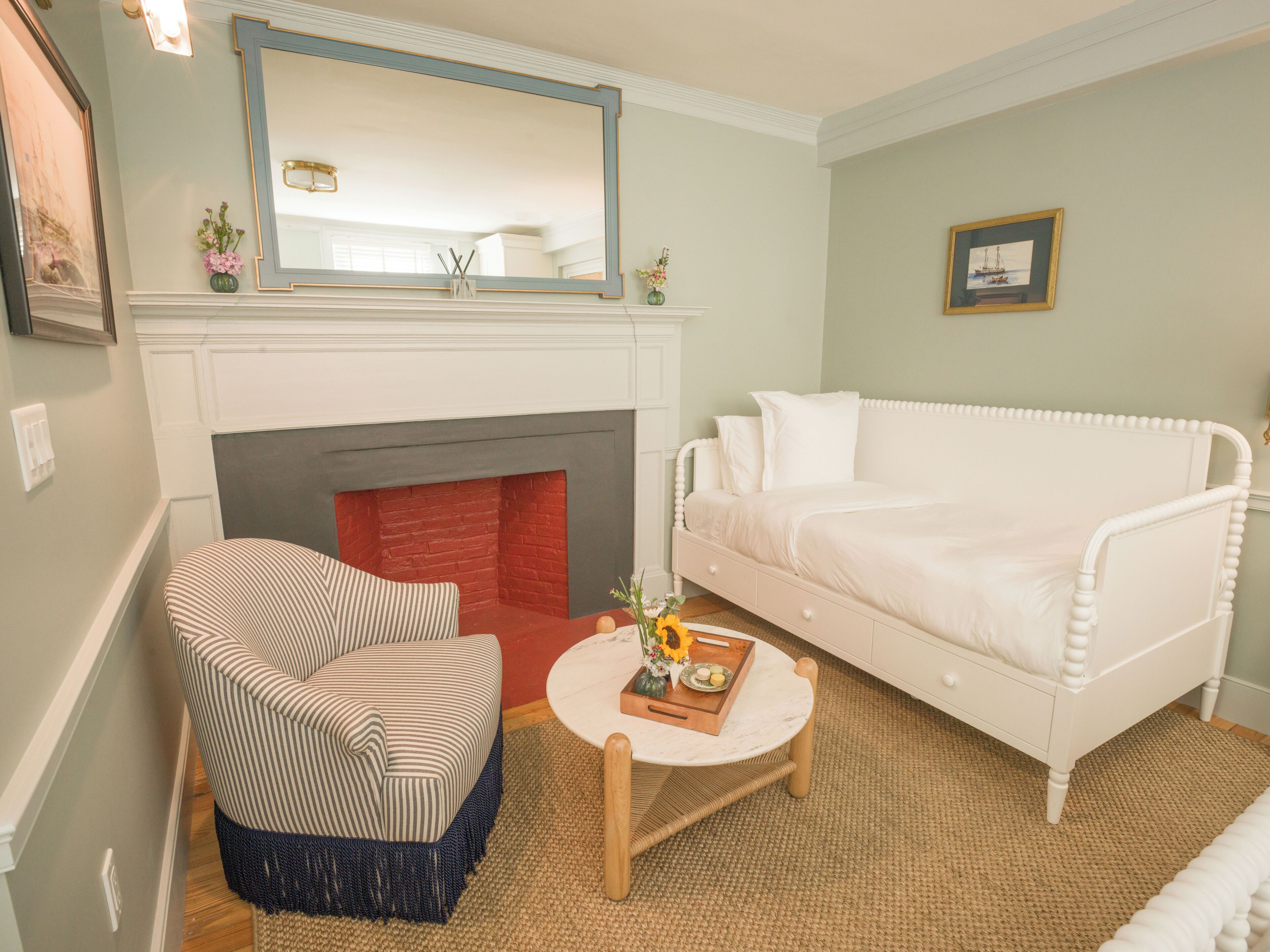 Deluxe Studio, City View | Living area