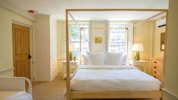 Habitación triple Deluxe, vista a la ciudad | Área de sala de estar