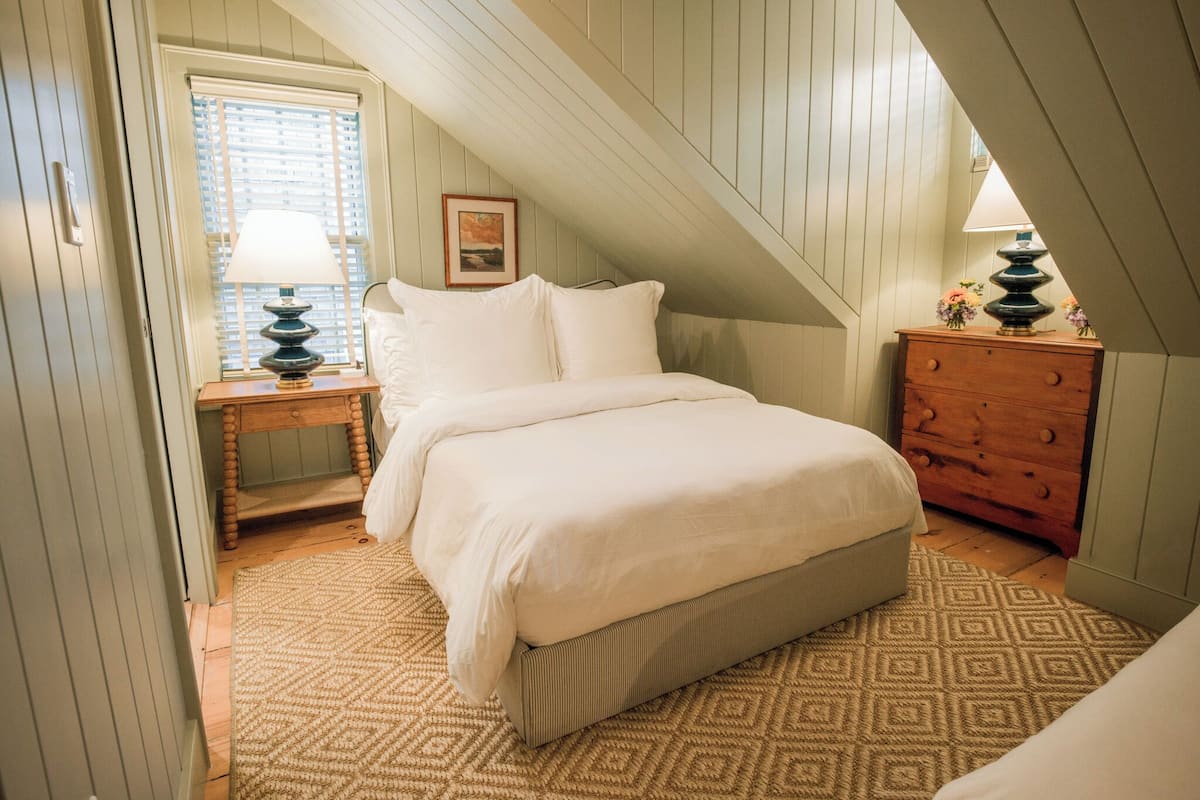 Comfort Triple Room, Courtyard View | WiFi (free), bed sheets