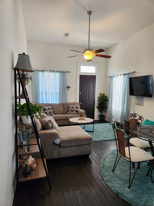 TV - Charming 2-bedroom apartment in amazing New Orleans with AC (New Orleans)