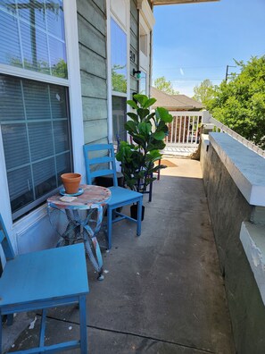 Outdoor dining - Charming 2-bedroom apartment in amazing New Orleans with AC (New Orleans)