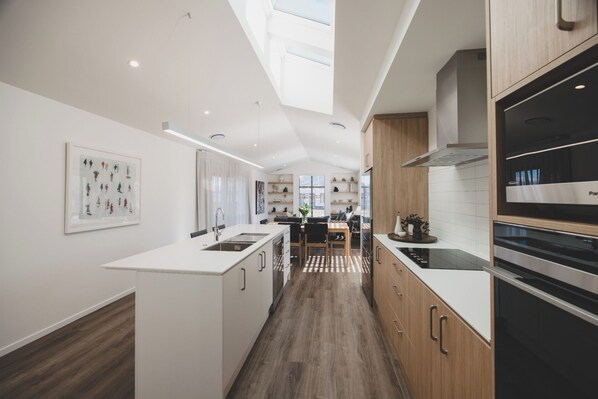 Een koelkast, een microgolfoven, een vaatwasser, een broodrooster