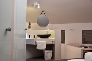 Douche, serviettes fournies, savon, shampooing