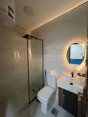 Camera Superior con letto matrimoniale o 2 letti singoli, vista montagna | Bagno | Pantofole, asciugamani, sapone, shampoo