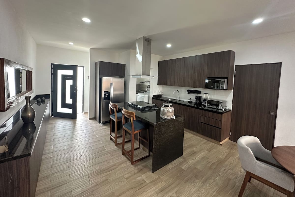 Deluxe Double Room, Hill View | Living area