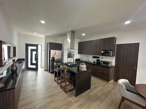 Deluxe Double Room, Hill View | Living area