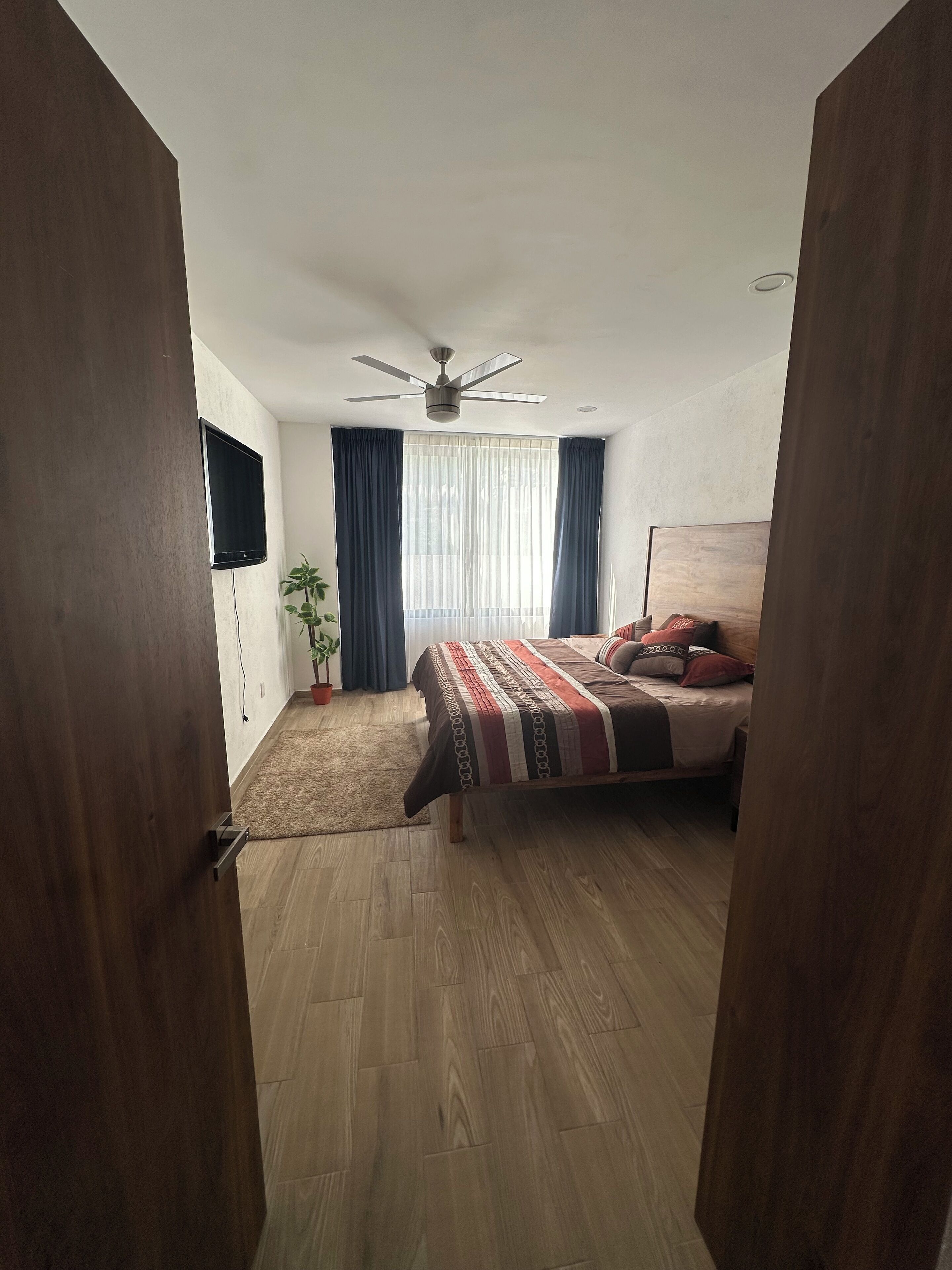 Laptop workspace, iron/ironing board, free WiFi