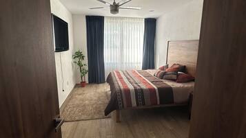 Espacio para trabajar con laptop y tabla de planchar con plancha