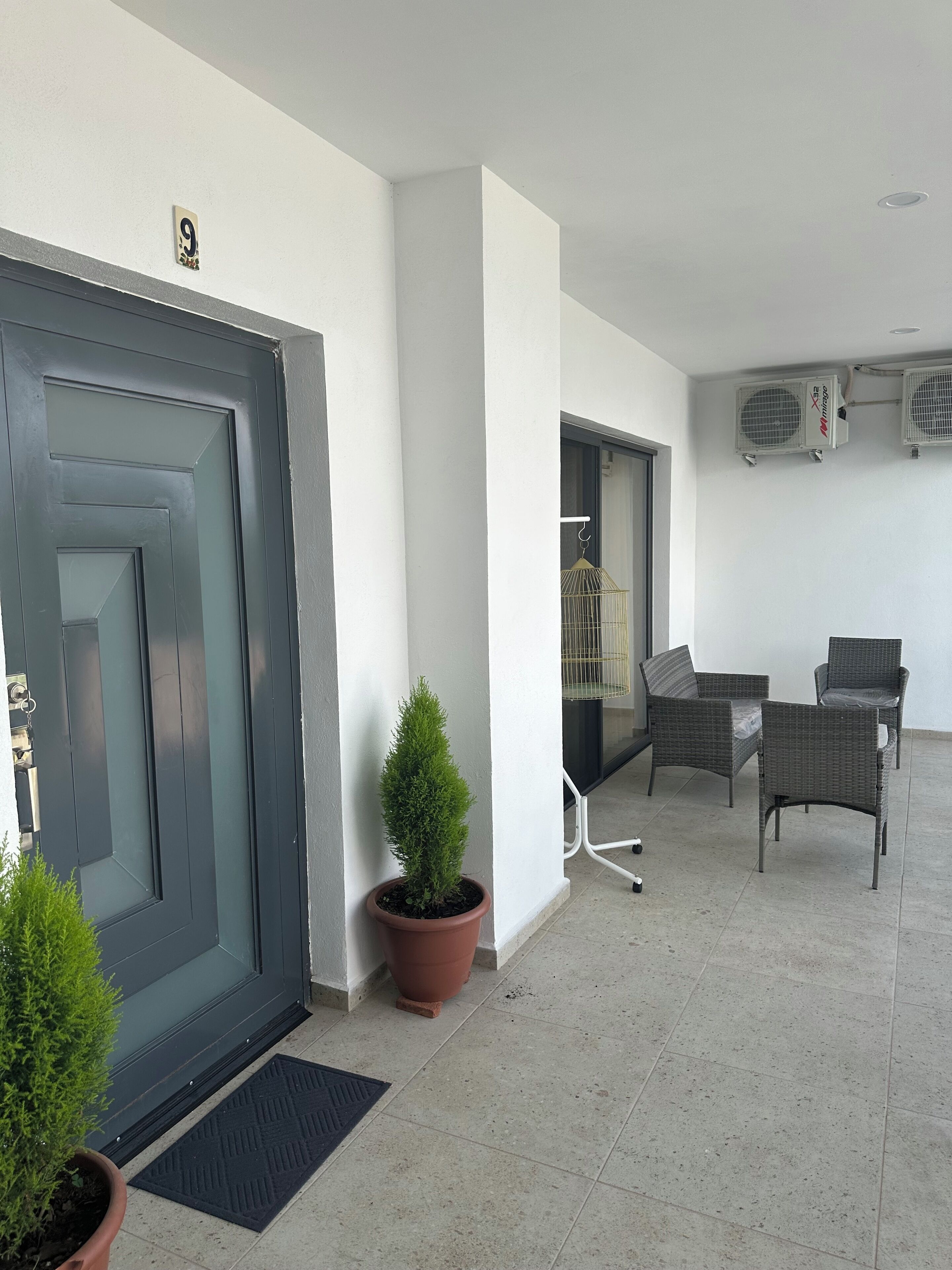 Vista frontal de la propiedad