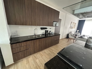 Full-size fridge, microwave, oven, stovetop
