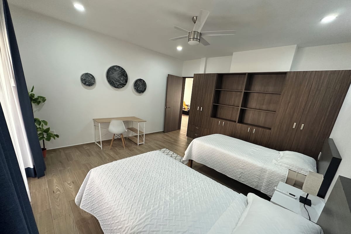 Appartement familial, 2 chambres, vue sur la colline | Espace de travail pour ordinateurs portables, fer et planche Ă repasser