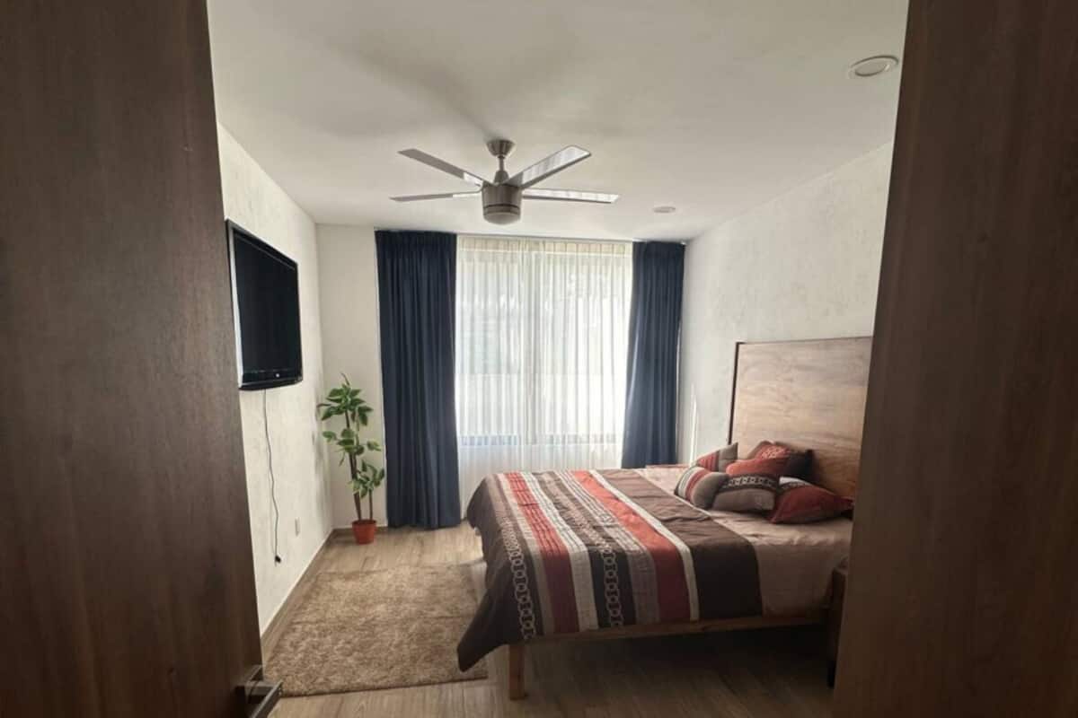 Appartement familial, 2 chambres, vue sur la colline | Espace de travail pour ordinateurs portables, fer et planche Ă repasser