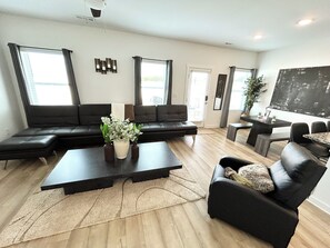 Smart TV - Spacious Stay with 2-Car Garage & Multiple TVs (Huntsville)