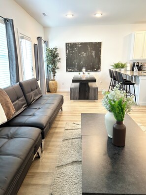 Smart TV - Spacious Stay with 2-Car Garage & Multiple TVs (Huntsville)