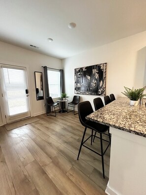 Dining - Relaxing townhome luxury BrandNewGreatLocation (Huntsville)