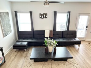 Smart TV - Spacious Stay with 2-Car Garage & Multiple TVs (Huntsville)