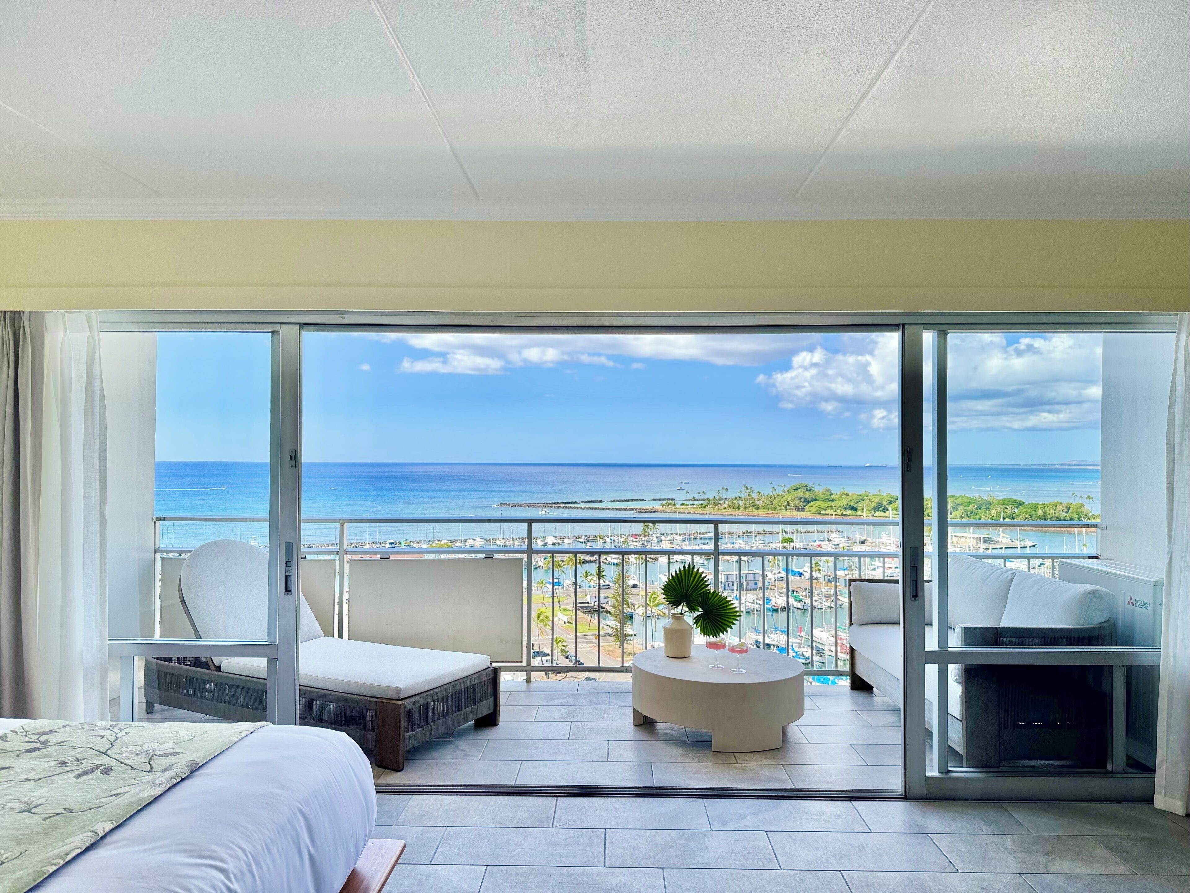 パノラミック スタジオスイート キングベッド 1 台ソファーベッド付き バルコニー オーシャンビュー | 高級寝具、客室ごとに異なる装飾、客室ごとに異なるインテリア、デスク