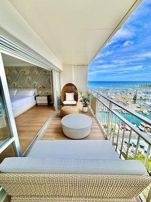 Panoramic-Studiosuite, 1 King-Bett und Schlafsofa, Balkon, Meerblick | Terrasse/Patio