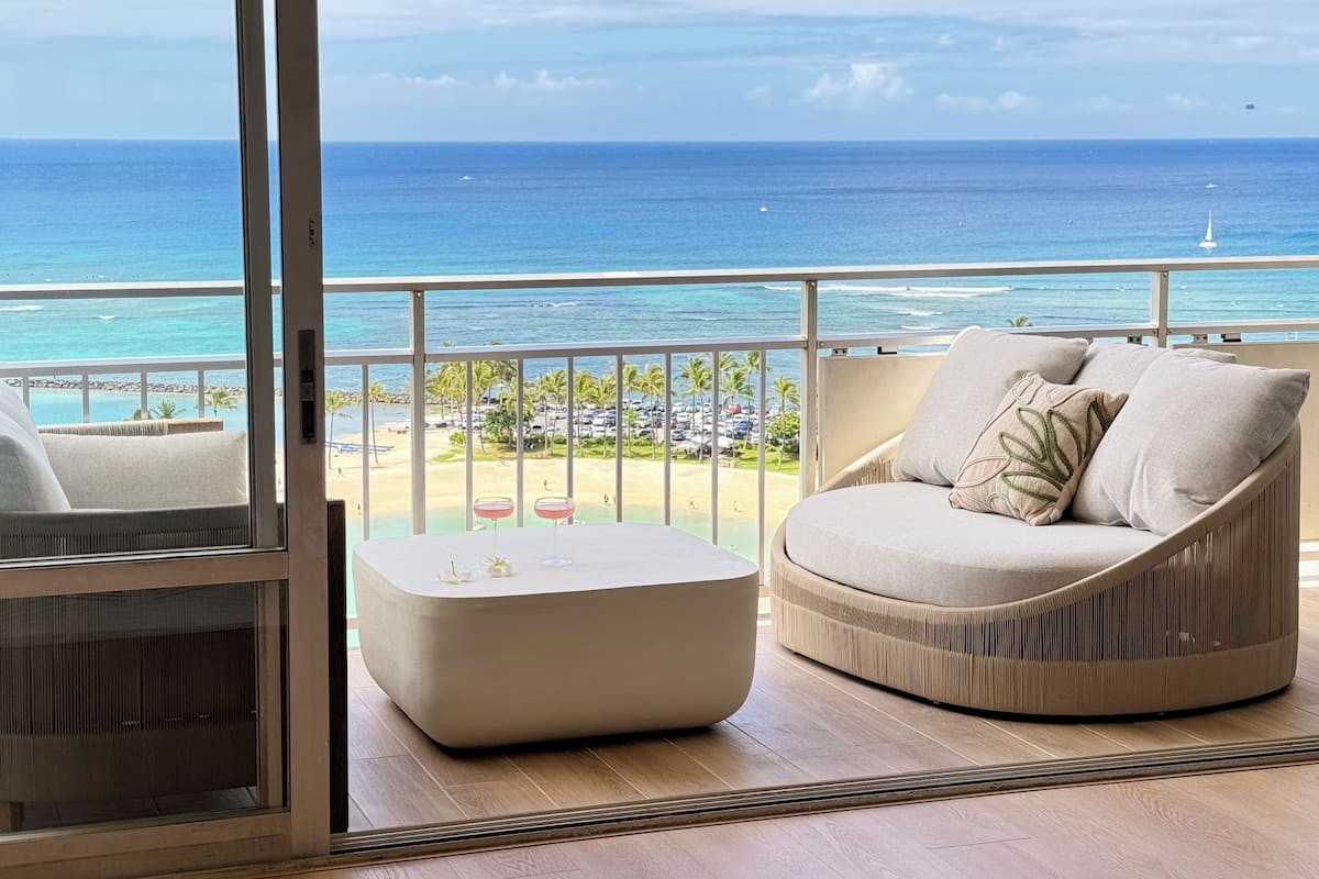 Beachfront Studio Suite, 1 King Bed and 1 Sofa bed, Full Kitchen, 5-Min Walk to Beach | Strand-/Meerblick