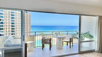 Panoramic Oceanfront Studio Suite, 1 King Bed with 1 Sofa bed, Full Kitchen, 5-Min Walk to Beach | Sacada