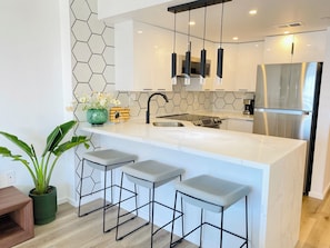 Suite studio pour lune de miel, 1 très grand lit et 1 canapé-lit, balcon, vue sur l’océan | Cuisine privée | Réfrigérateur grande capacité avec congélateur, four à micro-ondes