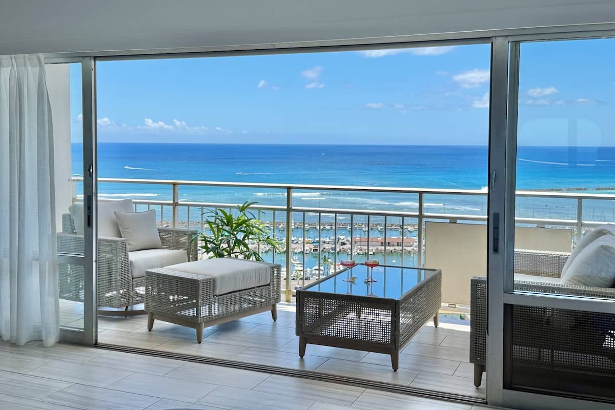 Panoramic-Studiosuite, 1 King-Bett und Schlafsofa, Balkon, Meerblick | Terrasse/Patio