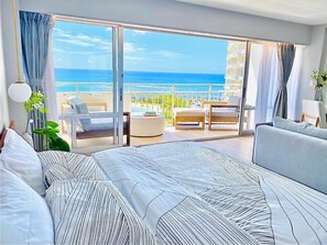Premium bedding, individually decorated, individually furnished, desk - Panoramic Oceanview Resort (Honolulu)