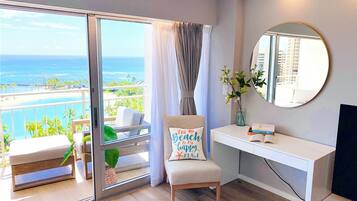 Suite estudio de lujo, 1 cama de matrimonio grande con sofá cama, balcón, vistas al mar | Ropa de cama de alta calidad y decoración individual