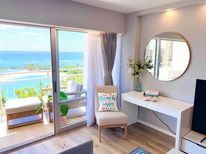 Suite estudio de lujo, 1 cama King size y sofá cama, balcón, vista al océano | Ropa de cama de alta calidad y decoración personalizada 