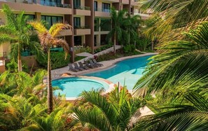 Piscina externa, funciona das 9h às 21h, guarda-sóis, espreguiçadeiras