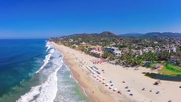 En la playa, camastros, sombrillas y toallas de playa