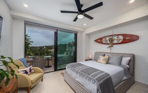 Condo Deluxe, balcon, vue partielle sur l'océan | Coffre-fort pour ordinateur portable, rideaux d’obscurcissement