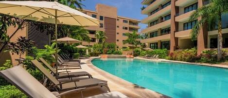 Außenpool, geöffnet von 09:00 Uhr bis 21:00 Uhr, Sonnenschirme