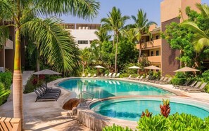 Outdoor pool, open 9:00 AM to 9:00 PM, pool umbrellas, pool loungers - Villa Mango 2 bed with jungle view (San Francisco)