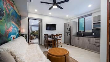 Condo Deluxe, balcón, vista parcial al océano | Área de sala de estar