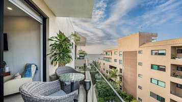 Condo Deluxe, balcón, vista parcial al océano | Vista del balcón