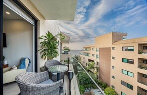 Appart'hôtel Deluxe, balcon, vue partielle sur l'océan | Vue depuis le balcon