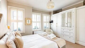 4 bedrooms, desk, iron/ironing board, internet