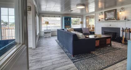 Beachfront Home, Spacious Deck Overlooking Ocean and Private Path to the Sand